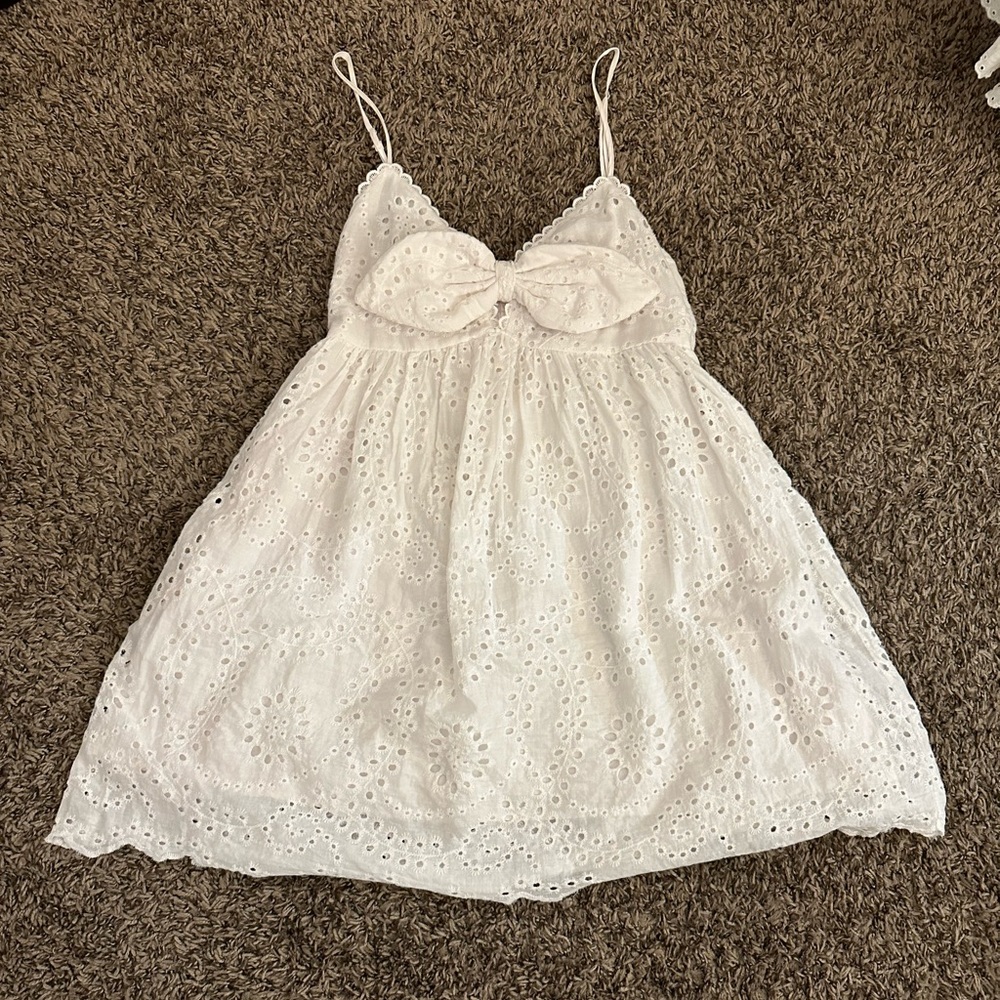 Beautiful white boutique dress with bow detail. Size Small